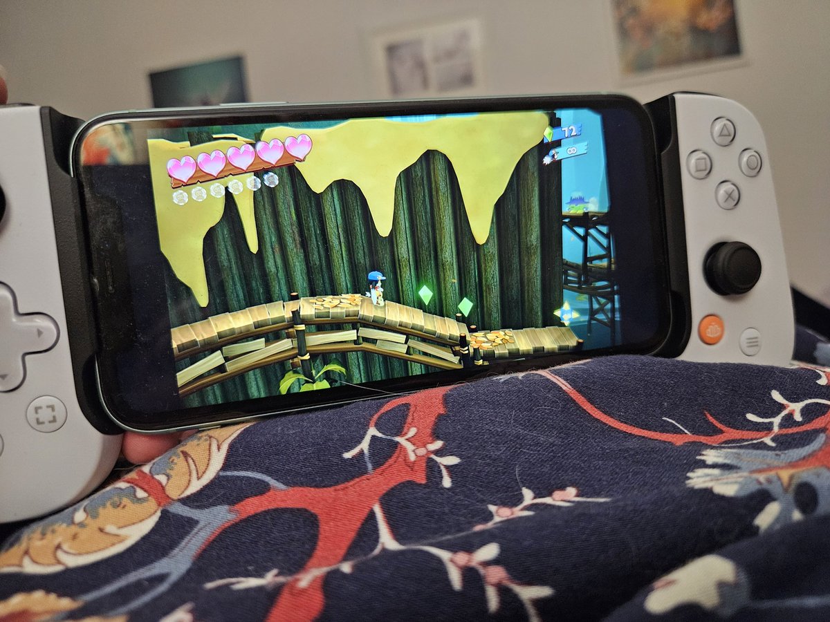 Telominas's tweet photo. Some before bed gaming. Gaming handheld has its perks.. I had never gone close enough to the door to trigger this scene in my tv-gaming session 😅 neat feature that the backbone screenshot button takes actual ps5 screenshots too. #gaminginbed #klonoa #ps5remote https://t.co/8VaPQBgJtY