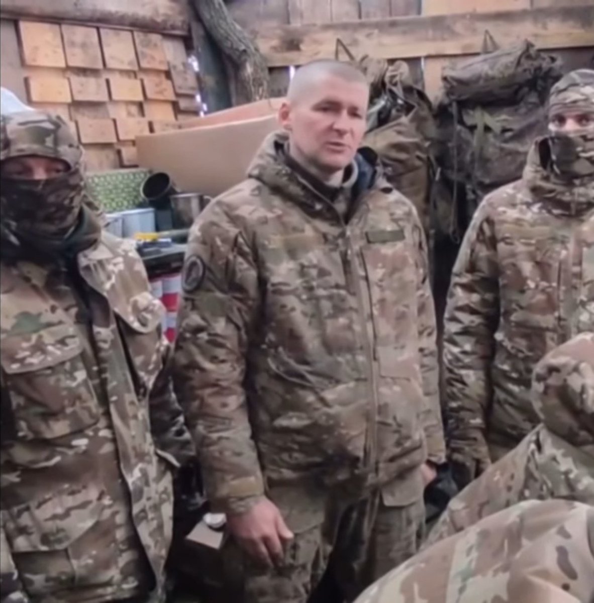 Eric_Lecomte_'s tweet photo. L'homme de confiance de #Poutine, le Serbe Dejan Beric, s'est plaint que les mercenaires serbes de l'armée russe étaient malmenés par "1 % de pédés".
Dejan #Beric, mercenaire serbe qui est devenu l'homme de confiance de Poutine pour les prochaines "élections", a enregistré une plainte contre le commandement du 119e régiment de parachutistes des forces aéroportées, dans lequel des mercenaires serbes du groupe "Wolves" ont été malmenés
Dans la vidéo, Dejan Beric se plaint que des Serbes ont été envoyés pour prendre d'assaut des positions ukrainiennes, qu'ils ont juste reçu 2 ou 3 chargeurs de mitrailleuse chacun et on leur a dit que les autres armes, ils étaient censés "les capturer au combat".
Les mercenaires étrangers ont refusé de combattre dans de telles conditions et ont demandé à être transférés au 40318 (4e OMsbr des forces terrestres du ministère russe de la défense). Après cela, affirme Beric, les commandants du 119e régiment ont traité les Serbes de déserteurs et de criminels de guerre, ils les ont expulsés de leurs abris et les ont forcés à vivre dans le froid pendant plusieurs jours. La police militaire a ensuite tenté de forcer les mercenaires à signer des aveux d'espionnage. Selon Beric, les Serbes ont été "battus à coups de crosse" et certains mercenaires ont eu la tête fracassée.
https://t.co/JCaYh6WaFY
#Russie #Ukraine #Serbie
