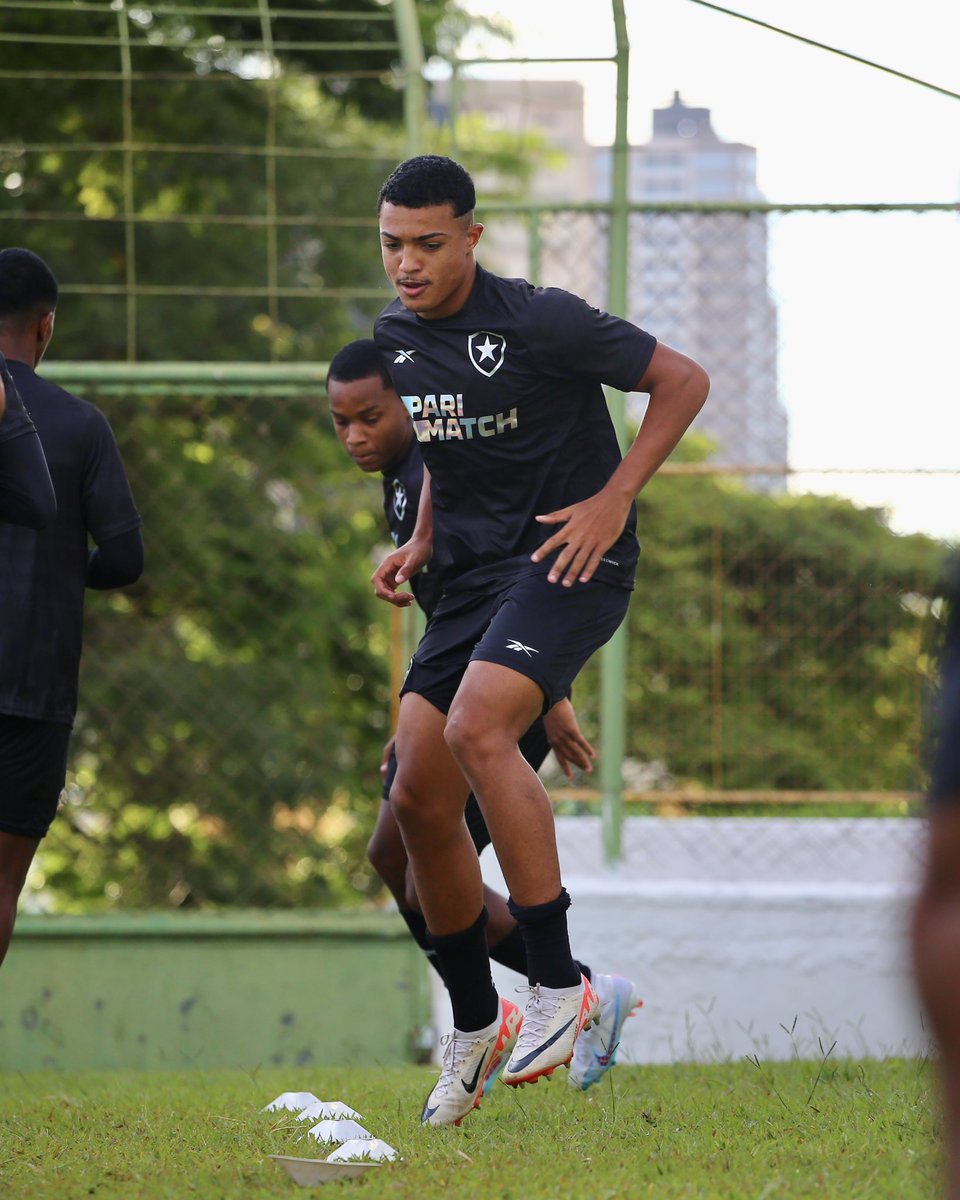 Botafogo's tweet photo. Aquecimento concluído ☑️
Os Crias do Fogão concluíram a preparação para o duelo de logo mais, às 18h30, diante do Francana-SP pela 3ª rodada da Copinha. 🔥 #BFRBaseForte #FogoNaCopinha24
🖥️ CazéTV: https://t.co/JuH3sFnJ27
📸 Henrique Lima / BFR https://t.co/TNaYIf5mSB