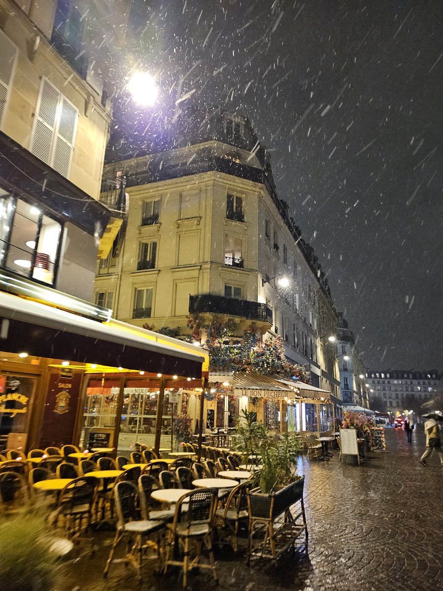 IanBrossat's tweet photo. Oui, la neige à Paris c’est beau. 

Sauf pour les 3000 personnes qui sont à la rue. Sauf pour les 400 gosses qui dorment dehors. 

Alors même que des bâtiments sont vides. 

Réquisitionnons les : https://t.co/Y6bjUUhPoC https://t.co/0uhWT5qKom