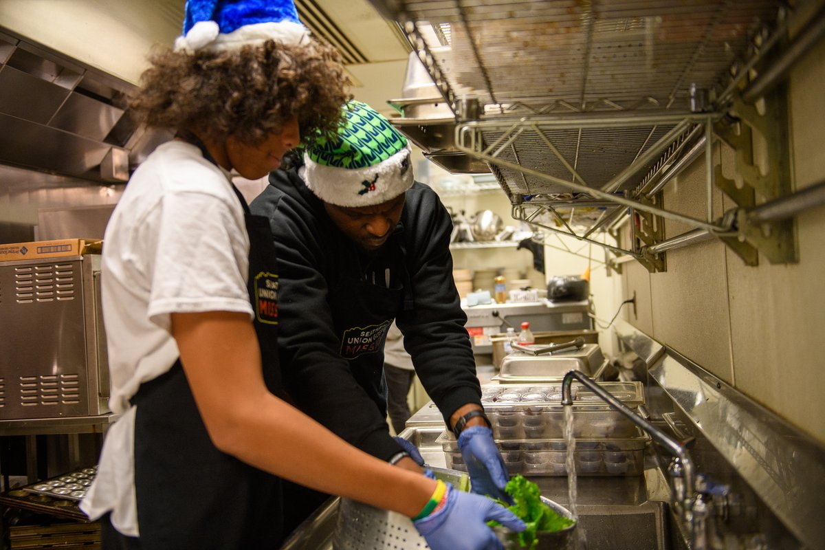 SeattlesUGM's tweet image. Serving others is a humbling experience.

Huge #shoutout to former @Seahawks
@CliffAvril &amp;amp; his mentees for serving @ the Women’s #RecoveryProgram @ Hope Place.

“It was an amazing opportunity for the boys to be able to serve, to give back…to those who are really appreciative.”