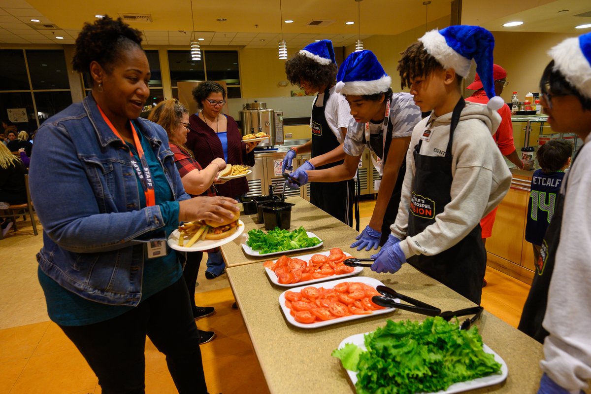 SeattlesUGM's tweet image. Serving others is a humbling experience.

Huge #shoutout to former @Seahawks
@CliffAvril &amp;amp; his mentees for serving @ the Women’s #RecoveryProgram @ Hope Place.

“It was an amazing opportunity for the boys to be able to serve, to give back…to those who are really appreciative.”