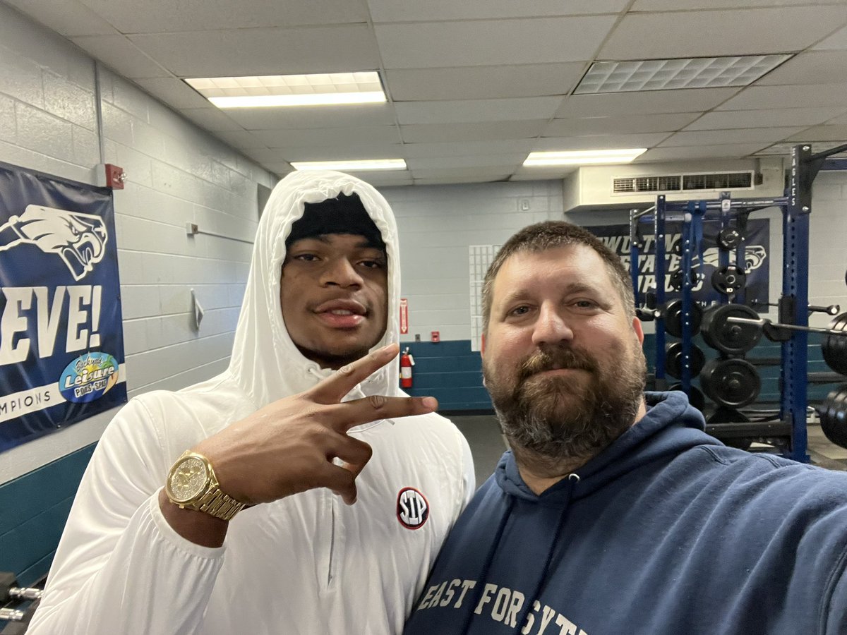 One of my all time favorites, Peach Bowl Champ @ConnerJayvontay TE at Ole Miss came through the weight room today on his way back to school. Always great to see the guys! #Dude #OnceAnEagleAlwaysAnEagle #Dare2BGreat #EaglePride #Family @EFHS_Football @CoachWillert