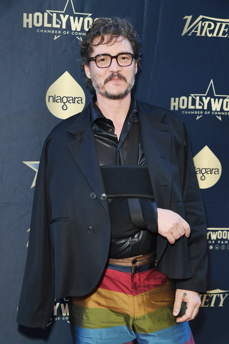 infopedropascal's tweet image. 📷 | Pedro Pascal marcando presença na cerimônia da estrela de Willem Dafoe na Calçada da Fama