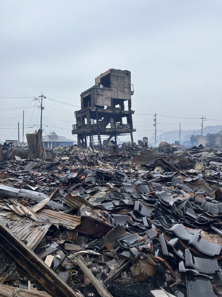 kohei_kirimoto's tweet photo. 能登半島地震で
河井町の自宅が全焼しました

何年経ってもいい
ここから立ち上がったのだと
みんなで語らいながら
またいつものように
輪島の美味い酒を飲みましょう

それまでの間
復興に向けて情報収集発信
続けていきます

長い長い道のりになりますが
みなさん応援よろしくお願いします https://t.co/9PESJuR6zb
