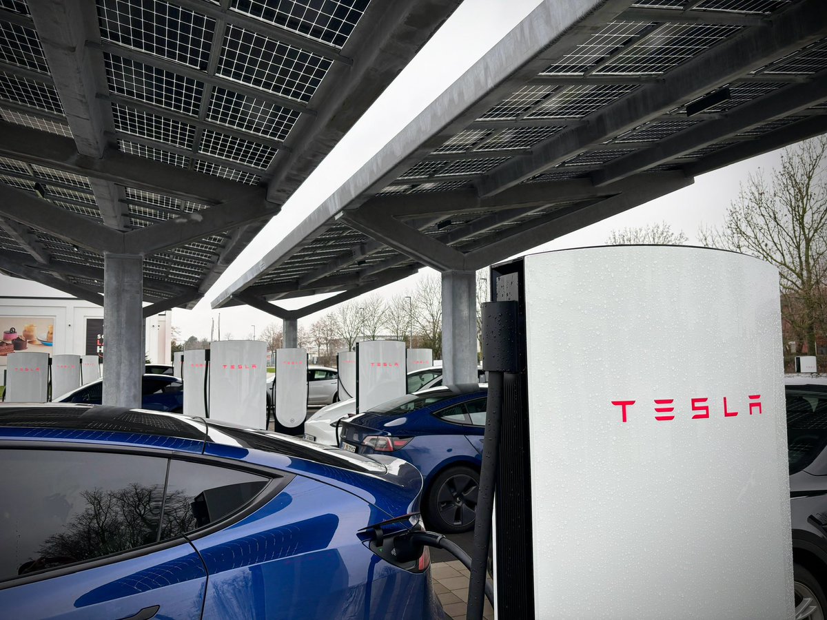 Y__Tesla's tweet image. Right off the Autobahn 2️⃣ _ really cool @tesla supercharger ⚡️ location in Peine, 🇩🇪 … next to the Rausch ☕️🍫Schokoladenhaus

#tesla #teslamodely #tesladesign  #teslaowners #teslaroadtrip #teslasupercharger