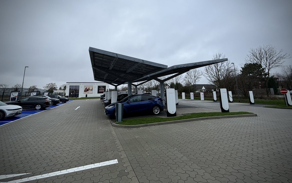 Y__Tesla's tweet image. Right off the Autobahn 2️⃣ _ really cool @tesla supercharger ⚡️ location in Peine, 🇩🇪 … next to the Rausch ☕️🍫Schokoladenhaus

#tesla #teslamodely #tesladesign  #teslaowners #teslaroadtrip #teslasupercharger
