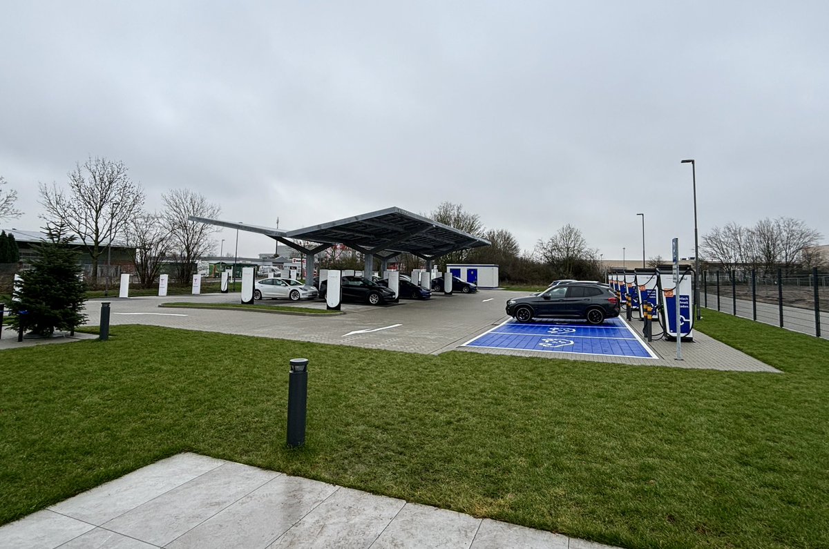 Y__Tesla's tweet image. Right off the Autobahn 2️⃣ _ really cool @tesla supercharger ⚡️ location in Peine, 🇩🇪 … next to the Rausch ☕️🍫Schokoladenhaus

#tesla #teslamodely #tesladesign  #teslaowners #teslaroadtrip #teslasupercharger