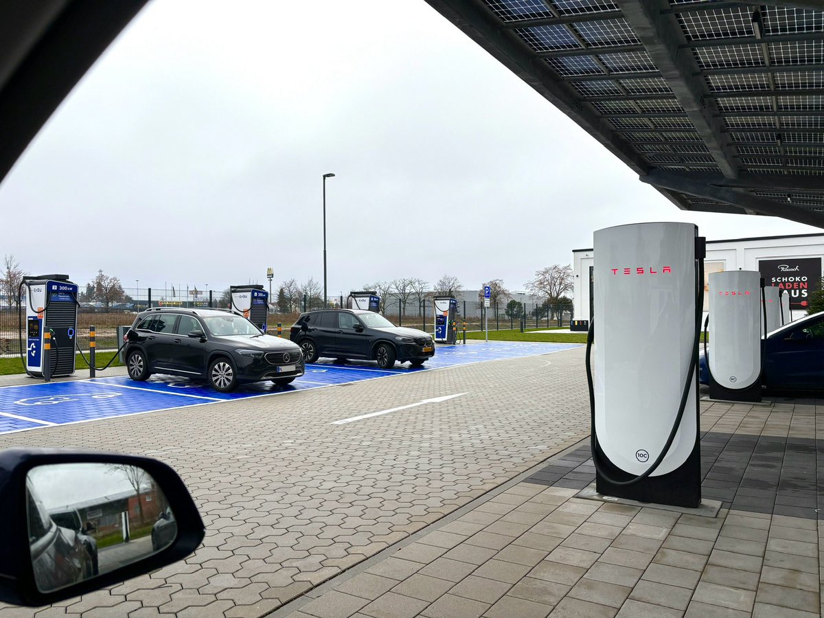 Y__Tesla's tweet image. Right off the Autobahn 2️⃣ _ really cool @tesla supercharger ⚡️ location in Peine, 🇩🇪 … next to the Rausch ☕️🍫Schokoladenhaus

#tesla #teslamodely #tesladesign  #teslaowners #teslaroadtrip #teslasupercharger