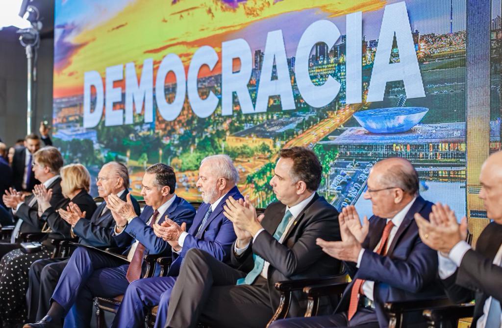 JanjaLula's tweet photo. Nesta segunda-feira acompanhei o presidente @LulaOficial no Ato Democracia Inabalada, no Congresso Nacional. Uma cerimônia dos Três Poderes em memória dos ataques antidemocráticos do 08 de Janeiro de 2023. Para sempre lembrar que a democracia prevaleceu!

📷 Cláudio Kbene / Ricardo Stuckert