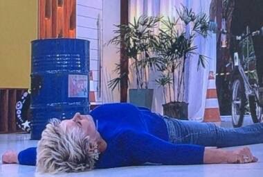 lacerda's tweet photo. assistindo 1h de vídeo aula // assistindo 2h de BBB https://t.co/siQmbZpi6r