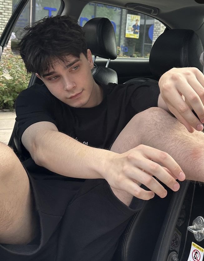 ㅤㅤ
ㅤㅤ               ﹫ odwintr's new post
                       pintó hacerme el lindo.
ㅤㅤ