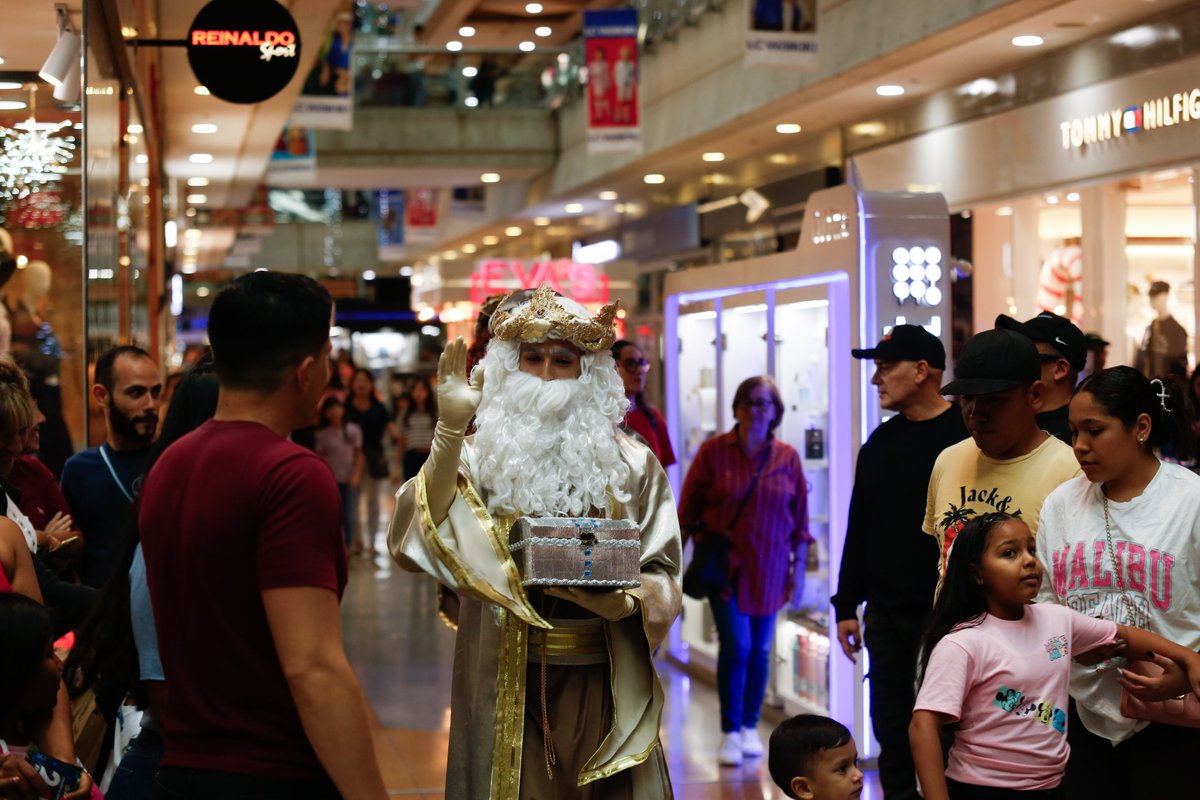 tusambilccs's tweet image. ¡Gracias por formar parte del Día de Reyes! 
Nos tomamos fotografías, disfrutamos de un divertido show y entregamos 1.000 cupones 2x1 en entradas cortesía de @CinexVe