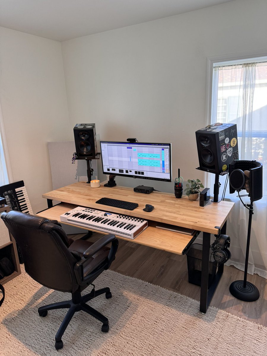 superdarkworld's tweet photo. @Samplifire built the desk from scratch 💪 https://t.co/nhz0m0DmQR