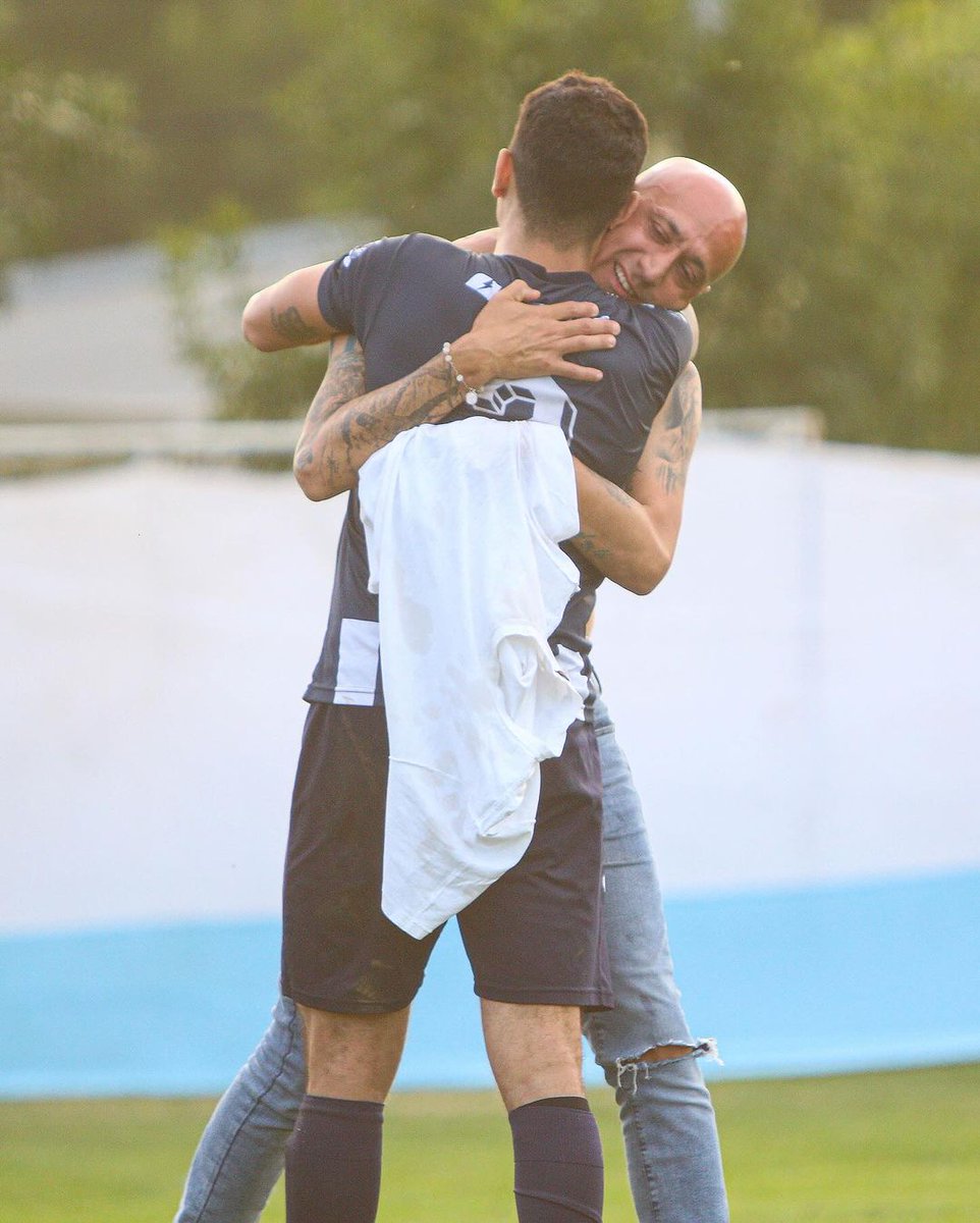 🫂 El abrazo entre dos ídolos decanos