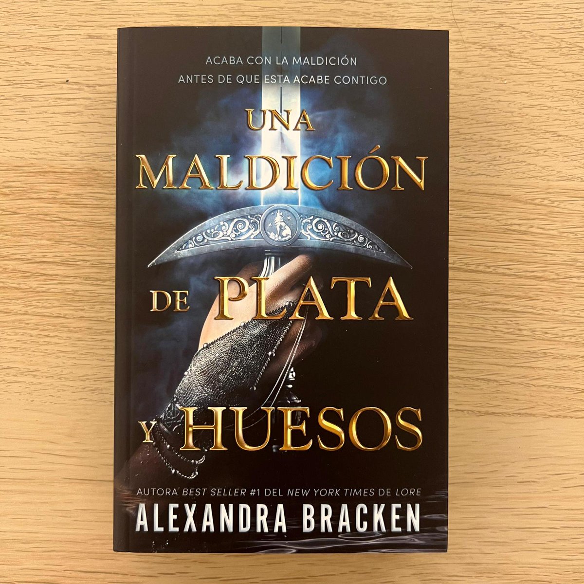 #NovedadesPuck 🔥¡Si eres fan de @alexbracken y te gustan los libros de high fantasy, entonces no te puedes perder #UnaMaldiciónDePlataYHuesos! 🧐 De momento aprovechamos para preguntarte... ¿Cuál es el último libro de fantasía que leíste? ¡Te leemos en los comentarios!