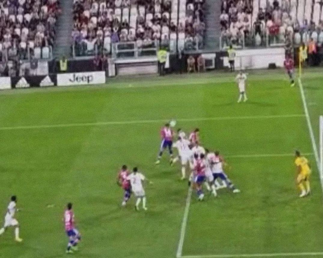 SorellaBaderla's tweet image. Talmente servo #Bergonzi da dimenticare che il più grave errore, obiettivamente, lo hanno subito i gobbi contro la Salernitana quando il VAR non si accorsero di Candreva che teneva in gioco Bonucci.