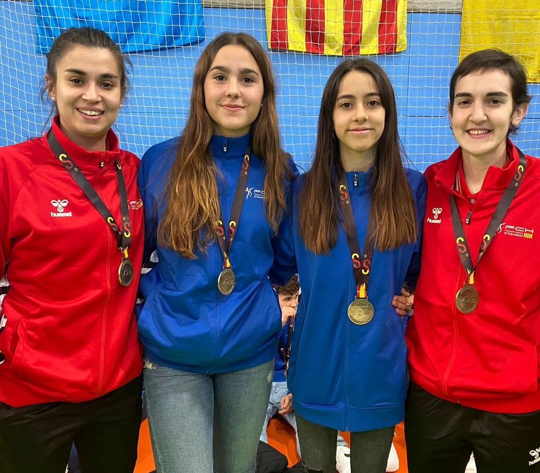 HandbolStVicenc's tweet photo. La selecció infantil masculina amb l'Alba Almansa i la Maria Estrada i la selecció infantil femenina amb l'Emma Santiago i la Laia Barbeito es proclamen Campiones del CESA2024.
Moltes felicitats noies. SOU D'OR 🥇🥇🥇🥇
#golsamblamà #fundacióhsv #orgullhsv #orgullvicentí https://t.co/uwMkw6EZnM