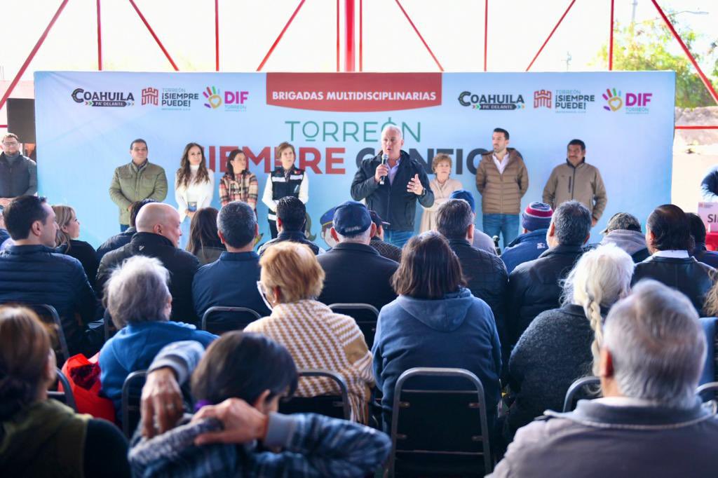 RomanCepeda's tweet photo. Junto con mi esposa Selina, llevamos la primera brigada del año, “Torreón, Siempre Contigo”, para los vecinos de la colonia Libertad y zonas aledañas del poniente de #MiQueridoTorreón❤️. https://t.co/jgs5Dj9n5Z