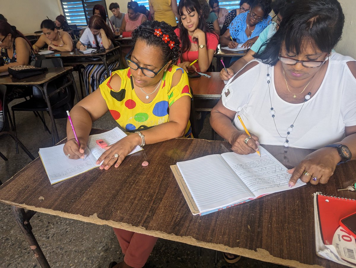 Los docentes del centro escolar primario Manuel Ascunce Domenech se encuentran reunidos junto a su directora en el debate del incremento de salario.
“Somos felices Aquí”
 #EducaciónArtemisa #CubaMined