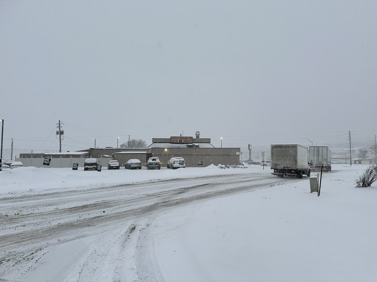 csumnall's tweet photo. Today on the #iowacaucus #uselection campaign trail.. #NikkiHaley underestimated the snow storm, didn't send a cancellation until after the event started, and journalist Jonathan Martin of #politico had travelled 150miles to get there 🤦‍♀️. https://t.co/3e4RNH55zx