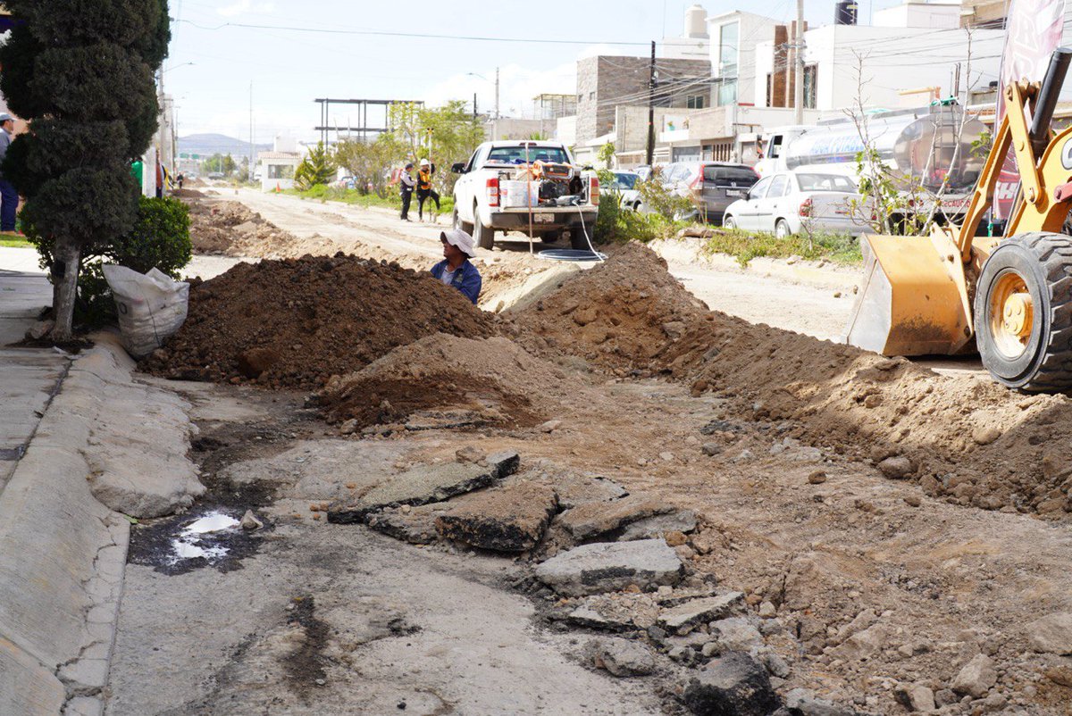 Shadia_Mtz's tweet photo. 🙋🏻‍♀️🙋🏻‍♂️Un gusto saludar a vecinos de la colonia Rinconadas de San Fernando, en el banderazo de inicio de obra, para pavimentar, con concreto hidráulico, la avenida San Marcos🛣, en una estrecha coordinación con el Gobierno de Hidalgo y la Caasim. https://t.co/xfAGl0aEGv