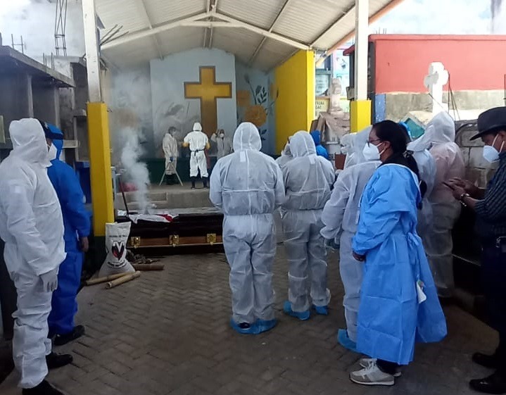 Delegada del <a href="/PDHgt/">PDH Guatemala</a> de Santiago Atitlán, #Sololá, dio acompañamiento a requerimiento del <a href="/MPguatemala/">MP de Guatemala</a>, en una diligencia de exhumación para establecer las causas de muerte de una joven mujer.
Más información👇
pdh.org.gt/comunicacion/n…