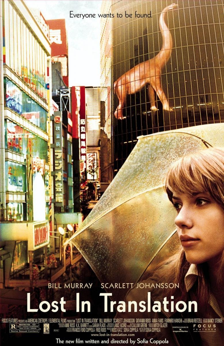bernax16's tweet photo. He vuelto a ver por millonésima vez #LostInTranslation, la obra más famosa de mi queridísima Sofia Coppola (para quien no lo sepa, mi directora favorita), una película sobre la soledad compartida, sobre ese sentimiento de cansancio anímico que surge cuando nada te llena, cuando todo lo que te rodea te resulta completamente anodino.  Ahí es donde necesitas la aparición de tu media naranja, que no tiene por qué ser tu pareja, simplemente alguien que se cruce en tu camino para comprender lo que sientes, lo que vives; porque esa persona está pasando por el mismo proceso vital aunque tenga una edad distinta a la tuya. 

Para contar esto, Coppola construye su relato, poco a poco, fotograma a fotograma, a través de diálogos certeros y profundos, miradas que dicen más que las palabras y localizaciones (casi todas sitios cerrados) que enfatizan la opresión y claustrofobia que viven y contagian los protagonistas (encarnados por unos Scarlett Johansson y Bill Murray inmejorables), todo rodado con elegancia sin perder la calidez. 

Un must-see para los cinéfilos que entienden el séptimo arte como una experiencia vital y sensorial.