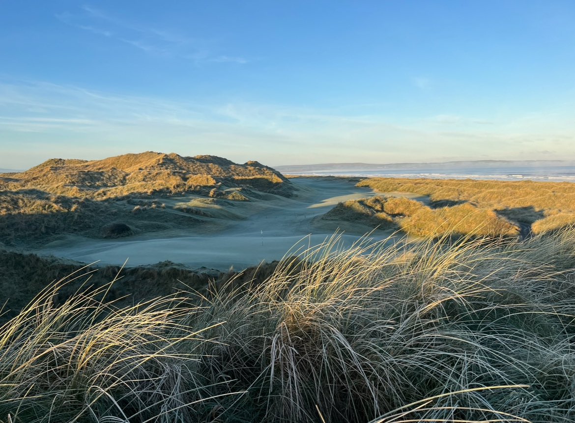 A glistening layer of frost, turning the entire canvas into a winter wonderland at the links Enniscrone. ⛳️🍀🌅🏌️🇮🇪🌎🌊 💥😍🏌️‍♀️ @DscvrEnniscrone @sligotourism @GoToIreland @Failte_Ireland @GoToIrelandUS #fillyourheartwithIreland