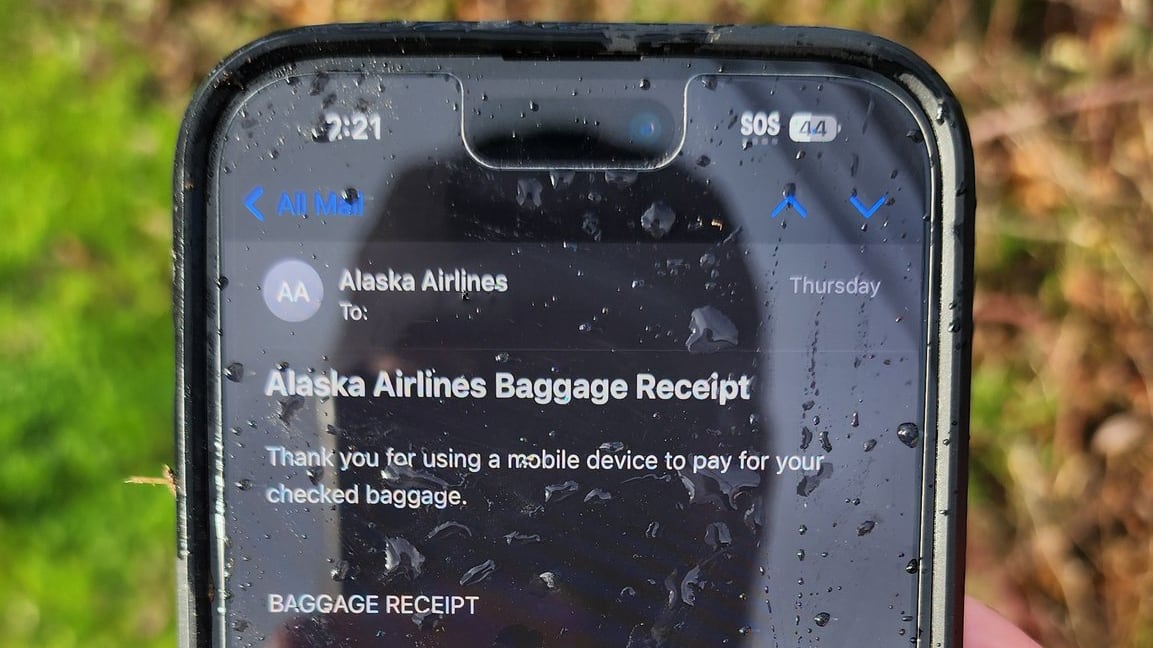 MacRumors's tweet photo. iPhone Survives 16,000 Foot Drop After Alaska Airlines Plane Incident https://t.co/764SmU6Z2W https://t.co/sSS7KTohBE