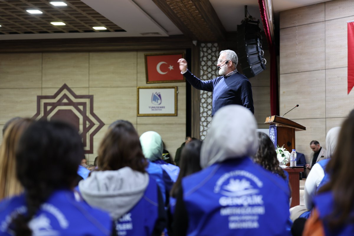 GSB_Manisa's tweet photo. Hukukçu, yazar ve oyuncu, Manisa Milletvekili Bahadır Yenişehirlioğlu, İl Müdürlüğümüzce düzenlenen Beyaz Usta ile Genç Çıraklar Söyleşi programında gençlerimizle bir araya geldi. https://t.co/dmOiyZDf2n