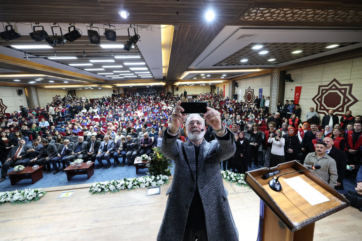 GSB_Manisa's tweet photo. Hukukçu, yazar ve oyuncu, Manisa Milletvekili Bahadır Yenişehirlioğlu, İl Müdürlüğümüzce düzenlenen Beyaz Usta ile Genç Çıraklar Söyleşi programında gençlerimizle bir araya geldi. https://t.co/dmOiyZDf2n