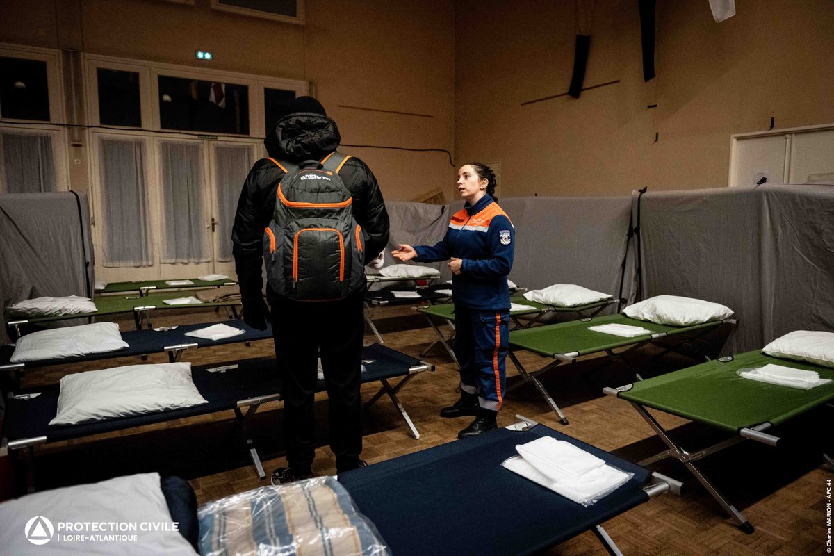 Protection Civile 44 (@protec44) on Twitter photo Depuis samedi, à la demande du <a href="/Prefet44/">Préfet des Pays de la Loire et de Loire-Atlantique</a>, nos bénévoles accueillent les personnes sans domicile orientées par le 115, aux centres d'hébergement d'urgence de Nantes et St-Nazaire. Immersion en images dans le centre d'accueil de Nantes ⤵️ Depuis samedi, à la demande du <a href="/Prefet44/">Préfet des Pays de la Loire et de Loire-Atlantique</a>, nos bénévoles accueillent les personnes sans domicile orientées par le 115, aux centres d'hébergement d'urgence de Nantes et St-Nazaire. Immersion en images dans le centre d'accueil de Nantes ⤵️