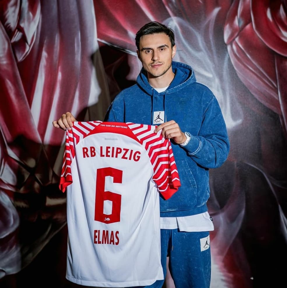 Newfoot_fr's tweet photo. Eljif Elmas 🇲🇰 (24 ans) quitte Napoli et rejoint le RB  Leipzig !

▪︎ Il vient de signer un contrat de 4 ans et demi soit jusqu'en juin 2028 

▪︎ Il portera le numero 6 avec son nouveau club 

▪︎ Le montant du transfert est d'environ 25M€ https://t.co/c6wwoSutid