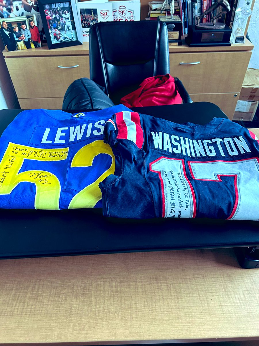 patward71's tweet photo. Appreciate @scottywash_ for stopping by and dropping off his jersey. And letting me try the Louie Glasses on. https://t.co/EaSQzSiJmO