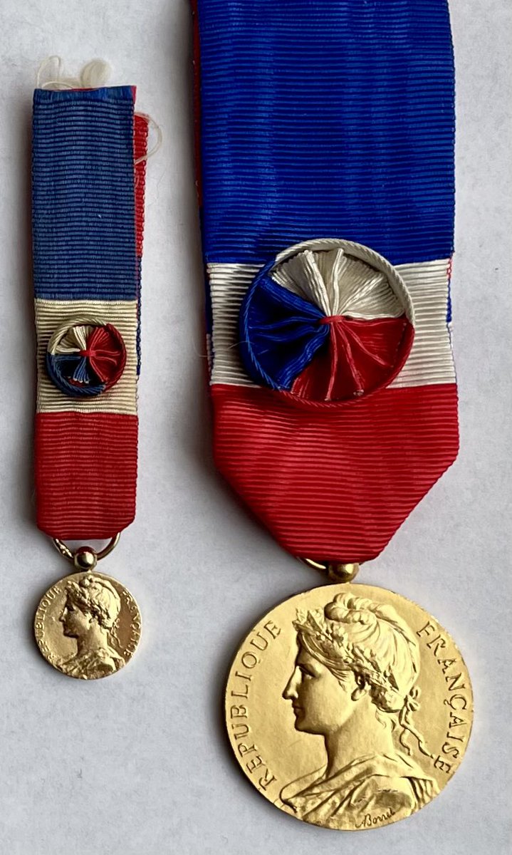 NumisMedal's tweet photo. Photo comparative entre une médaille dite « réduction » (📏12mm) et une « ordonnance » (📏27mm) 👉🏼 Médailles d’honneur du travail échelons vermeil pour cet exemple. https://t.co/IDKbwAdW5z