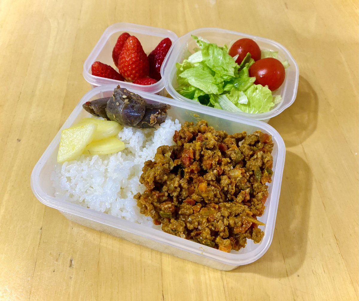 #お弁当記録  #お弁当 

今年の冬は手荒れしてない
潤ってる

ドライカレー
こんにゃくきんぴら
塩漬けしてターメリックで色付けしたたくわん