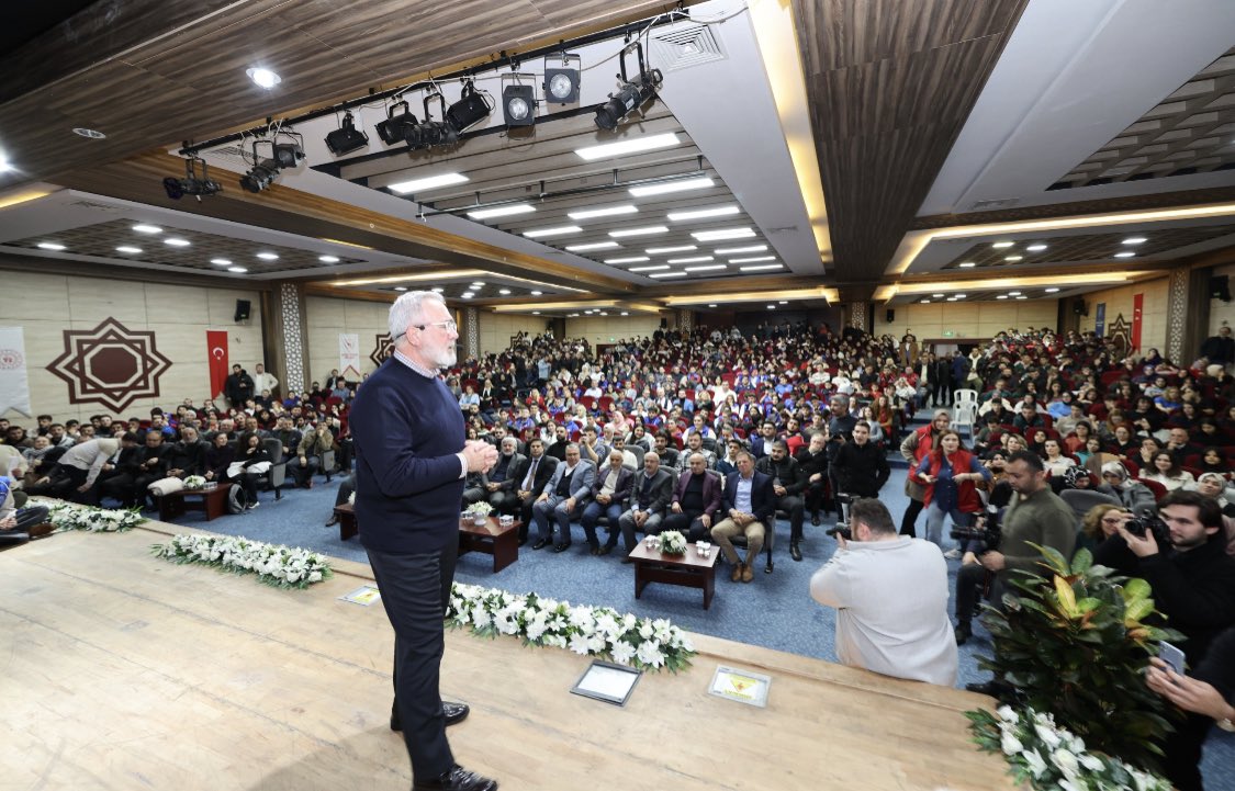 ozturkyunus45's tweet photo. Hukukçu, yazar ve oyuncu, Manisa Milletvekilimiz, gençlerin Beyaz Ustası, Sayın Bahadır Yenişehirlioğlu’na İl Müdürlüğümüzce düzenlenen Beyaz Usta ile Genç Çıraklar Söyleşi programımıza katıldıkları için teşekkür eder Saygılarımızı Sunarız.
@Yenisehirlioglu @valiunlu https://t.co/l5xINPVldT