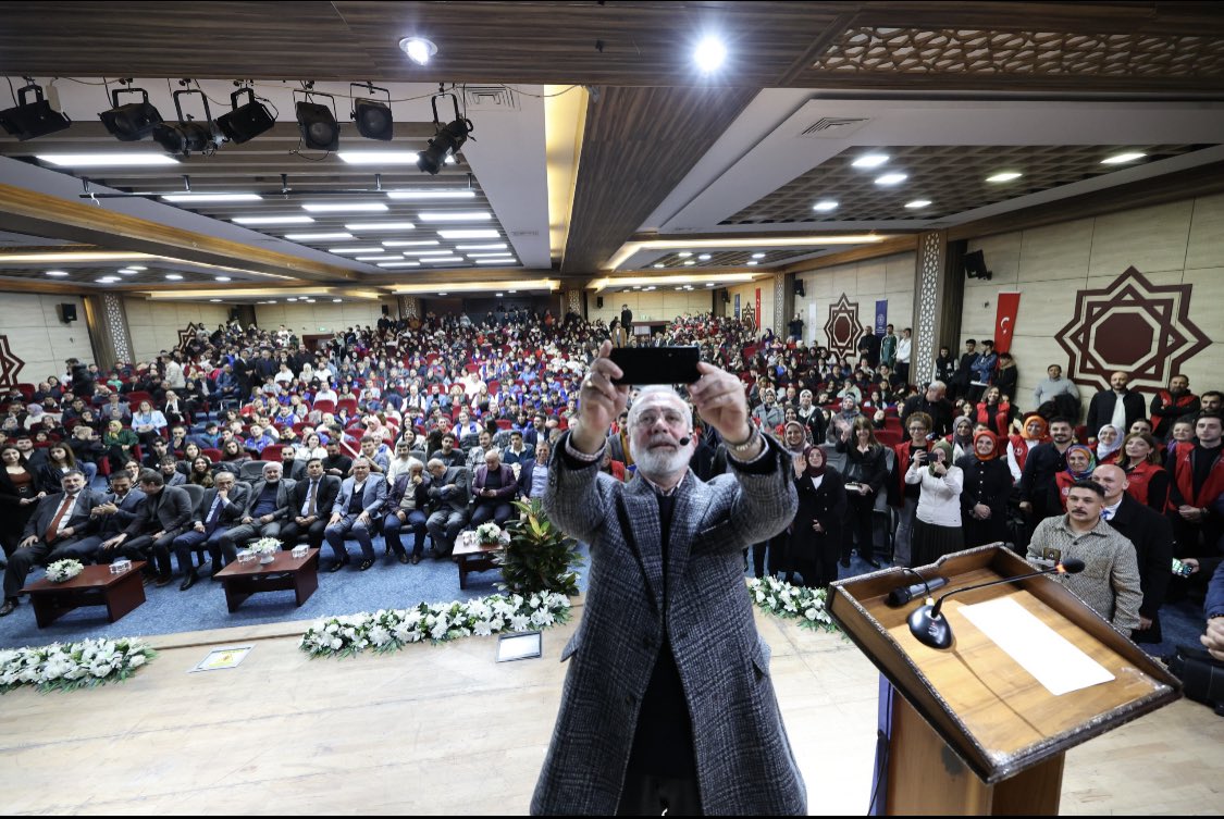 ozturkyunus45's tweet photo. Hukukçu, yazar ve oyuncu, Manisa Milletvekilimiz, gençlerin Beyaz Ustası, Sayın Bahadır Yenişehirlioğlu’na İl Müdürlüğümüzce düzenlenen Beyaz Usta ile Genç Çıraklar Söyleşi programımıza katıldıkları için teşekkür eder Saygılarımızı Sunarız.
@Yenisehirlioglu @valiunlu https://t.co/l5xINPVldT