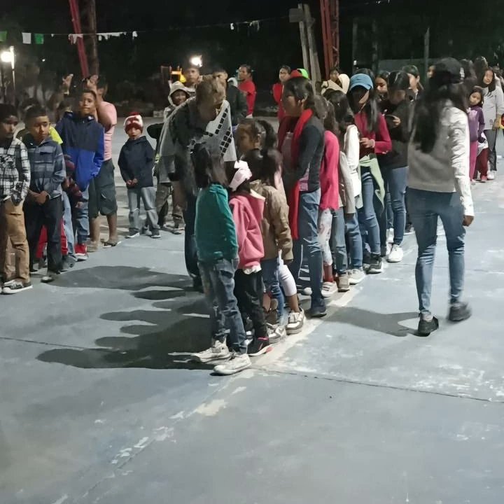 LoreCastilloLop's tweet photo. Visitando la comunidad Débora Carrizal, ayudando a los Reyes Magos a repartir juguetes a los niños. Gracias por regalarme sus sonrisas. https://t.co/1kl1MRYeR5