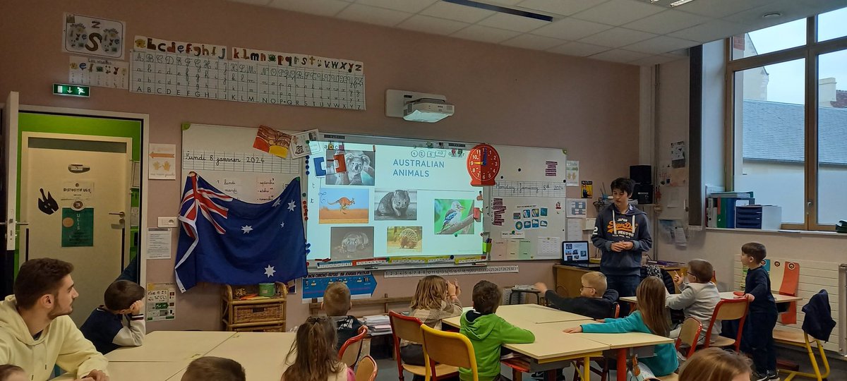 Un jeune australien venu passer un semestre en France se fait aujourd'hui l'ambassadeur de son pays pour le plus grand plaisir des élèves de CP de cette #classeapratiqueimmersive en anglais. @IEN_ALENCON <a href="/LigueOrne/">La Ligue de l'enseignement de l'Orne</a>