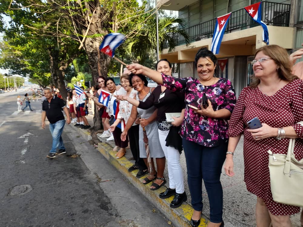 Trabajadores del @MINSAPCuba, junto a pioneros, rememoraron la entrada triunfal de la Caravana de la Libertad a La Habana, a 65 años de aquel histórico recorrido que guiaba #FidelPorSiempre . ¡#EstaEsLaRevolución que seguiremos defendiendo! #CubaPorLaVida
