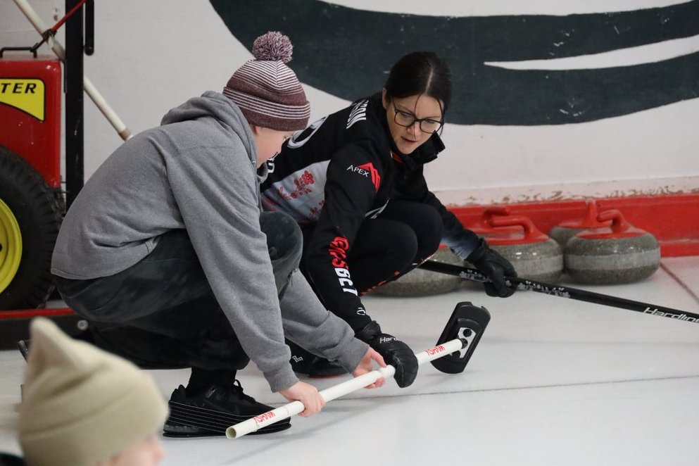Thank you, @KEinarson, #RedRiverMétis Citizen and four-time women’s national curling champion, for joining #RedRiverMétisYouth for a full day of teaching curling tips and tricks, games and more last week! Check out these highlights. ⬇️ #RedRiverMétisGovernment