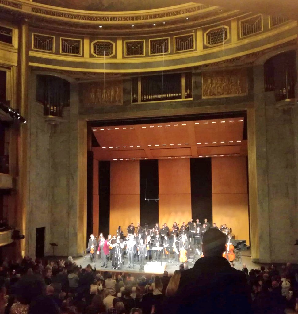 Avait-on déjà entendu le haka néo-zélandais sur la scène du @TCEOPERA ? C'est chose faite grâce à Pene & Amitai Pati 🤩 ! Quelle soirée ! Et avec eux le timbre magnifique et le grain de folie de Golda Schultz. La déprime de janvier n'existe pas chez les @Frivolitesparis