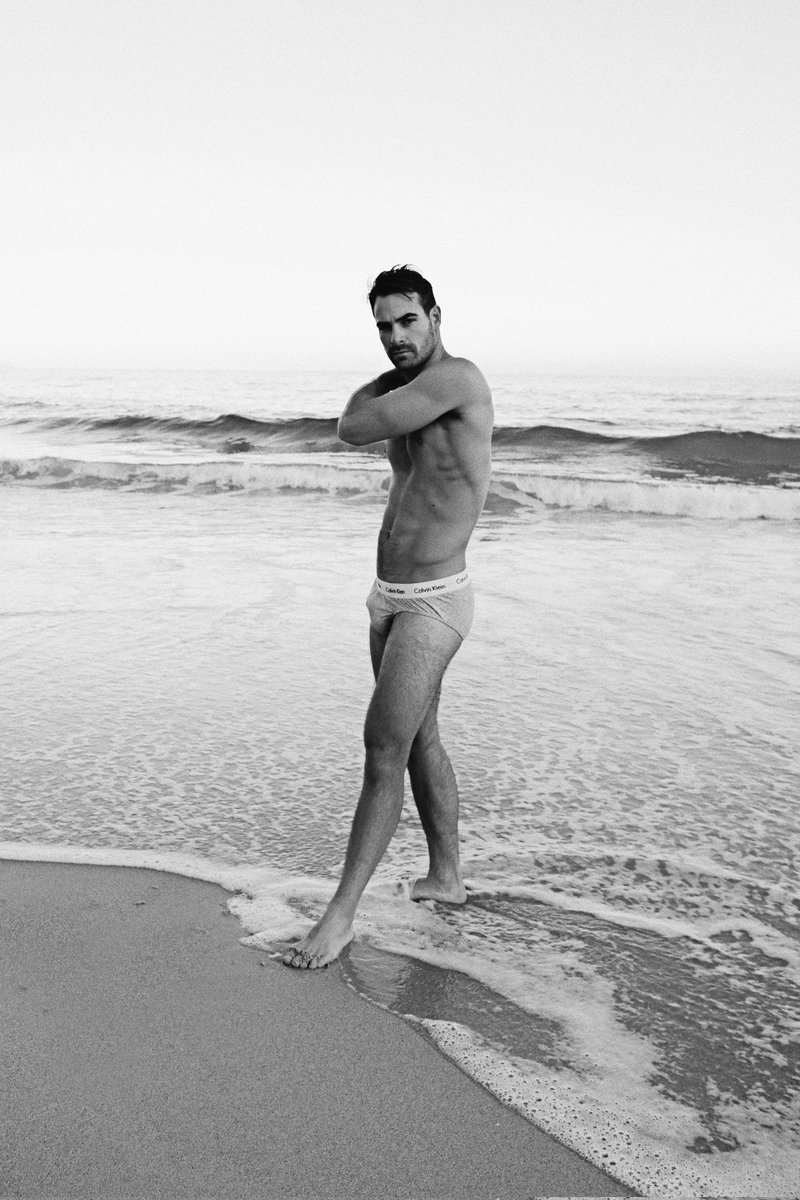 thelimeline's tweet photo. A day at the beach with Craig. https://t.co/KyUVnZlqms
