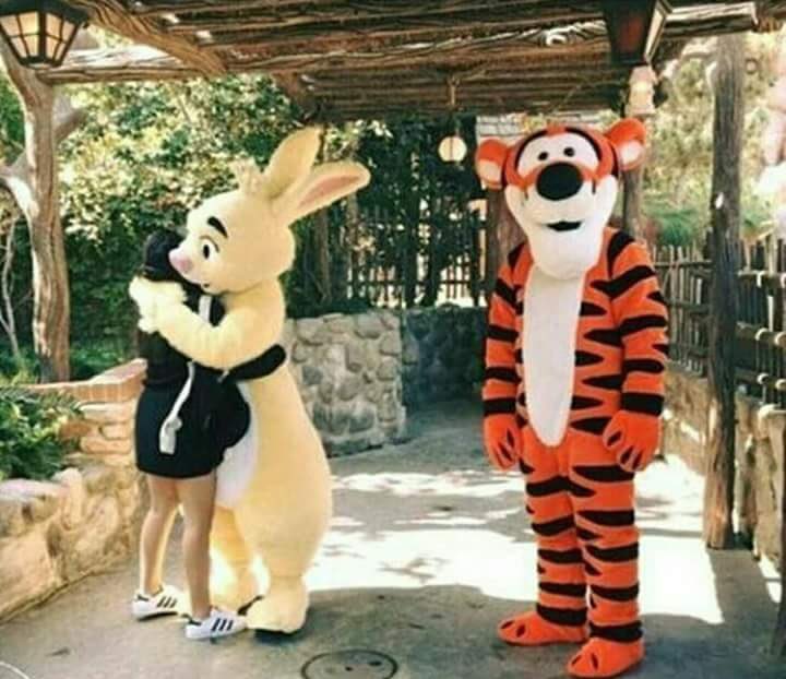 Chenoa esperando a que Chiara y Violeta terminen de abrazarse.

#OTGala6