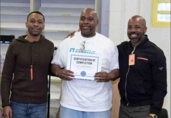 I used to attend prison-based-selfhelp-groups, now I facilitate them. I used to receive certificates of completion, now I'm handing them out... God is good, ALL THE TIME!🙏🏾💪🏾🤴🏾 #chriswilsonfoundation #chriswilsonmasterplan #universityofbaltimore