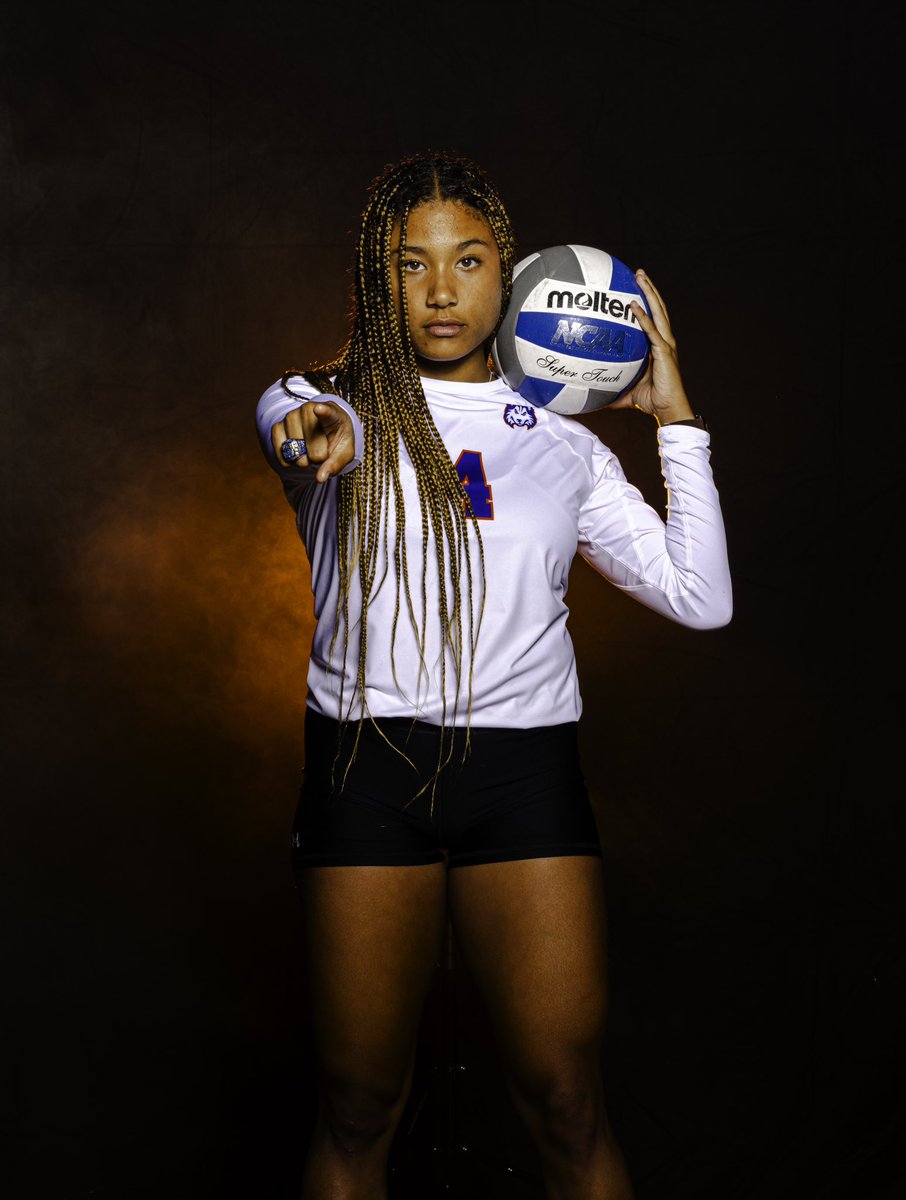 Happy Birthday to junior Tatiana Evans!🎉🎉🎉

We hope you have a great day!💕