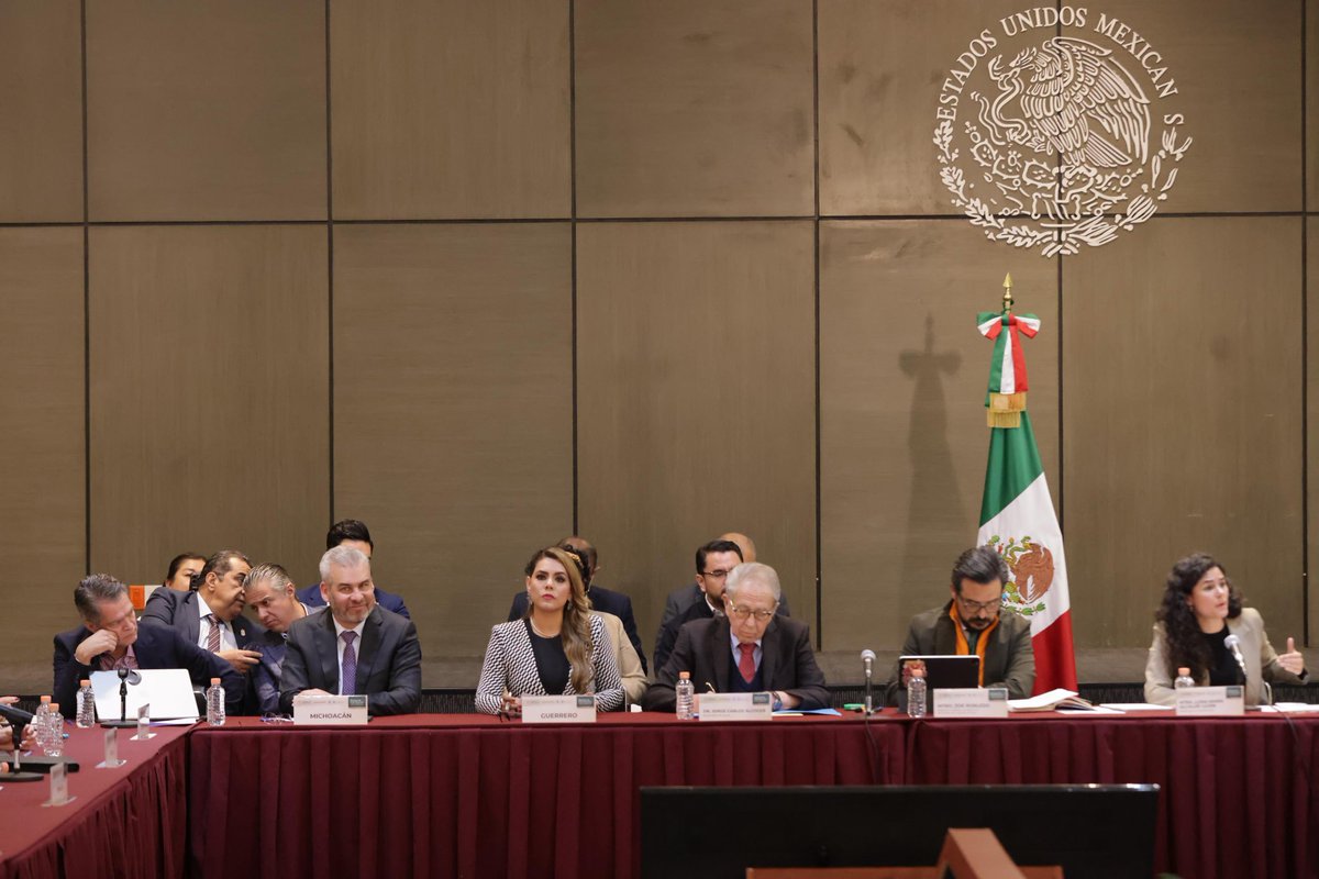 ARBedolla's tweet photo. Asistimos con @LuisaAlcalde, secretaria de gobernación y @zoerobledo, director general del IMSS, a la Reunión Nacional del Sistema Universal de Salud IMSS Bienestar, a fin de seguir trabajando por el fortalecimiento del derecho a la salud de las y los michoacanos. 

#HonestidadyTrabajo