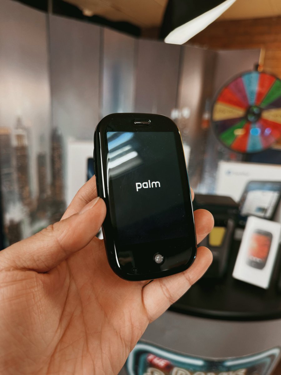 Davis_Fang's tweet image. It’s hard to believe that it’s already been 15 years since the Palm Pre and the webOS operating system were unveiled at CES 2009. The Keynote was the most jaw dropping I’d ever seen and it turned me into a Palm fan for life! #palmpre #webOS